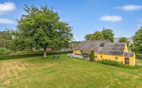 Ilsa - 9.8Km from the Sea: Græs, Grøn, Hus, Busk, Landskab, Sommerhus, Tag, Hjem, Landdistrikt