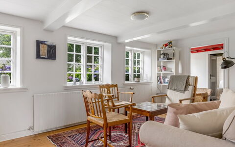 Ilsa - 9.8Km from the Sea: Indretning, Møbel, Gulvbelægning, Væg, Etage, Træ, Loft, Couch, Stue, Værelse