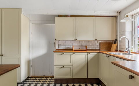 Ilsa - 9.8Km from the Sea: Køkken, Gulvbelægning, Cabinetry, Køkken Apparat, Countertop, Indretning, Træ, Større Bandage, Etage, Skuffe