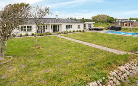 Annagrete - 12Km from the Sea: Boligområde, Tag, Forstad, Indkørsel, Estate, Skorsten