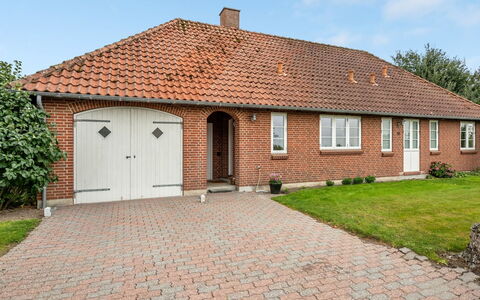 Nita - 24Km from the Sea: Blå, Busk, Sommerhus, Bunddække, Have, Estate, Skygge, Landscaping, Stuehus, Eco Hotel