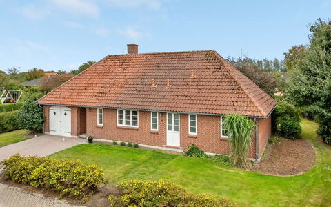 Nita - 24Km from the Sea: Blå, Busk, Sommerhus, Bunddække, Have, Estate, Skygge, Landscaping, Stuehus, Eco Hotel