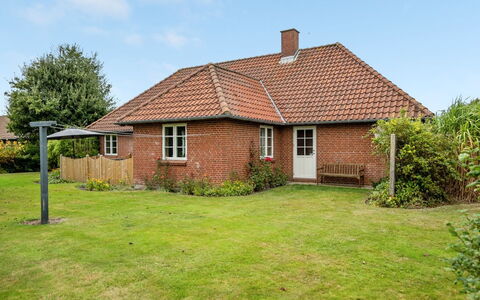 Nita - 24Km from the Sea: Blå, Busk, Sommerhus, Bunddække, Have, Estate, Skygge, Landscaping, Stuehus, Eco Hotel