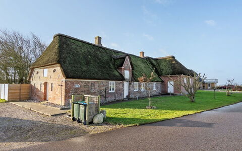 Anje - 16Km from the Sea: Træ, Tag, Arkitektur, Hjem, Hus, Sommerhus, Sidespor, Hårdttræ, Hældning, Estate