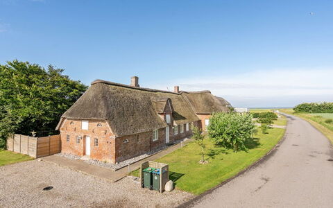 Anje - 16Km from the Sea: Træ, Tag, Arkitektur, Hjem, Hus, Sommerhus, Sidespor, Hårdttræ, Hældning, Estate