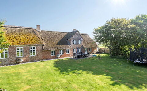 Anje - 16Km from the Sea: Træ, Tag, Arkitektur, Hjem, Hus, Sommerhus, Sidespor, Hårdttræ, Hældning, Estate
