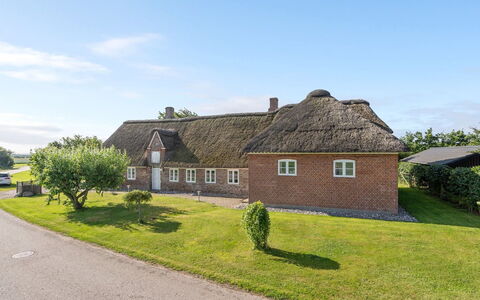 Anje - 16Km from the Sea: Træ, Tag, Arkitektur, Hjem, Hus, Sommerhus, Sidespor, Hårdttræ, Hældning, Estate