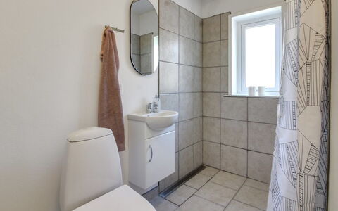Skarpe: Væg, Gulvbelægning, Etage, Sanitærarmatur, Indretning, Toilet, Toiletbræt, Badeværelse, Vvs, Værelse