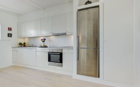 Joar - 5M to the Fjord: Gulvbelægning, Køkken, Køkken Apparat, Countertop, Indretning, Træ, Etage, Større Bandage, Cabinetry, Møbel