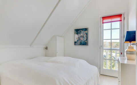 Joar - 5M to the Fjord: Gulvbelægning, Etage, Træ, Indretning, Loft, Soveværelse, Seng, Værelse, Møbel, Hjem