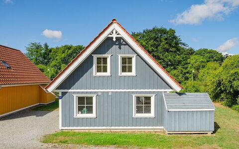 Fausta - 150M to the Fjord: Hus, Hjem, Tag, Boligområde, Sommerhus, Estate, Stuehus, Lawn, Landscaping, Sidespor