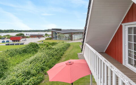 Uffe - 100M to the Fjord: Bygning, Hus, Vindue, Hjem, Tag, Boligområde, Busk, Sommerhus, Land Lot