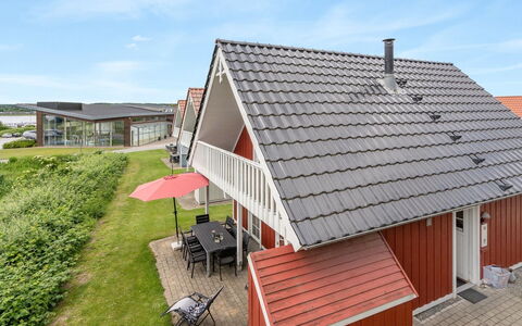 Uffe - 100M to the Fjord: Bygning, Hus, Vindue, Hjem, Tag, Boligområde, Busk, Sommerhus, Land Lot