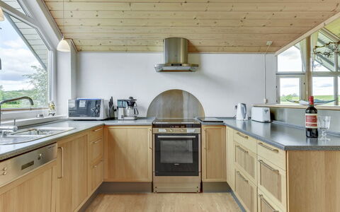 Sigbritt - 100M from the Sea: Træ, Gulvbelægning, Køkken, Indretning, Countertop, Loft, Køkken Apparat, Etage, Cabinetry, Større Bandage