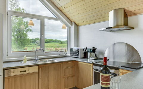 Sigbritt - 100M from the Sea: Gulvbelægning, Indretning, Træ, Loft, Køkken, Etage, Countertop, Belysning, Møbel, Hjem
