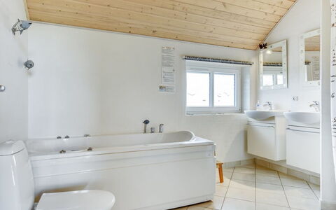 Sigbritt - 100M from the Sea: Sanitærarmatur, Gulvbelægning, Badeværelse, Loft, Indretning, Etage, Badekar, Tap, Håndvask, Vvs