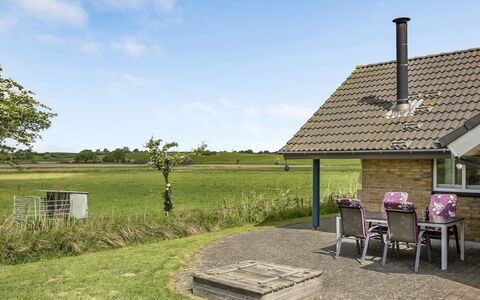 Sigbritt - 100M from the Sea: Himmel, Græs, Tag, Land Lot, Almindeligt, Sommerhus, Hus, Hjem, Landdistrikt, Stuehus