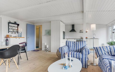 Elain - from the Sea: Indretning, Møbel, Gulvbelægning, Træ, Loft, Etage, Værelse, Hjem, Stol, Stue