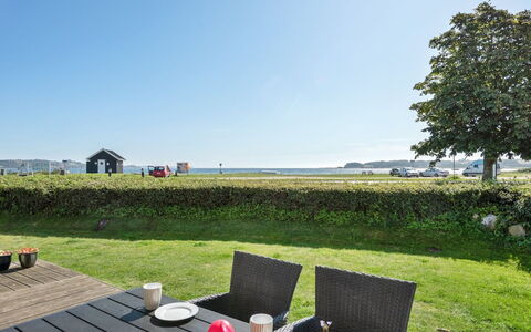 Katrina - 50M to the Fjord: Tag, Hus, Land Lot, Hjem, Sommerhus, Estate, Garden Bygninger, Skygge, Bjælkehytte, Landscaping