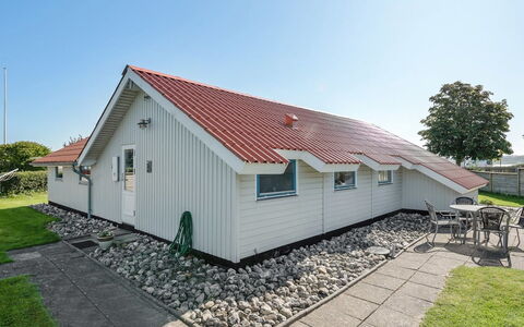 Katrina - 50M to the Fjord: Møbel, Bord, Udendørs Møbler, Udendørs Bord, Stol, Bejdse, Skygge, Backyard, Sommerhus, Køkken & Spisebord