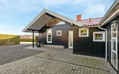 Nica - 100M from the Sea: Tag, Hus, Hjem, Sommerhus, Sidespor, Estate, Indkørsel, Garden Bygninger, Gård, Skur