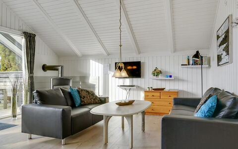 Hortensia - 350M from the Sea: Møbel, Indretning, Gulvbelægning, Træ, Etage, Loft, Trægulve, Stol, Bord, Belysning