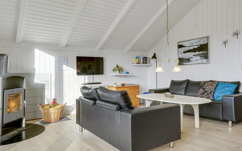 Hortensia - 350M from the Sea: Møbel, Indretning, Gulvbelægning, Træ, Etage, Loft, Trægulve, Stol, Bord, Belysning
