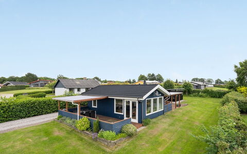 Roar - 500M from the Sea: Hus, Tag, Hjem, Boligområde, Sommerhus, Estate, Lawn, Have, Stuehus, Forstad