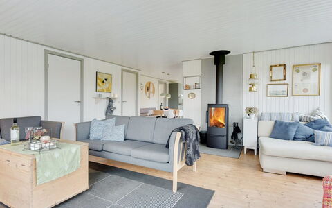 Roar - 500M from the Sea: Gulvbelægning, Møbel, Træ, Etage, Indretning, Couch, Stue, Værelse, Hjem, Loft