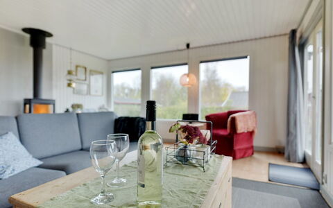 Roar - 500M from the Sea: Møbel, Indretning, Couch, Gulvbelægning, Etage, Loft, Stue, Værelse