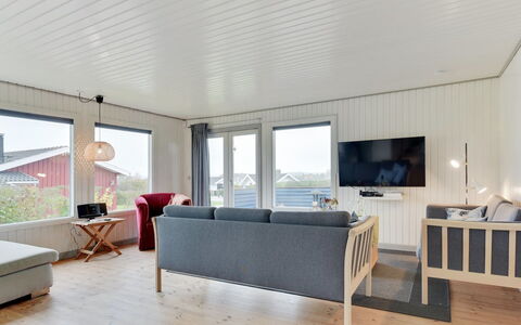 Roar - 500M from the Sea: Træ, Gulvbelægning, Etage, Møbel, Hjem, Loft, Trægulve, Hårdttræ, Lejlighed, Stue