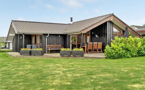 Juliana - 400M from the Sea: Boligområde, Tag, Forstad, Indkørsel, Estate, Skorsten