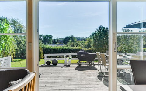 Leandra - 600M from the Sea: Boligområde, Tag, Forstad, Indkørsel, Estate, Skorsten