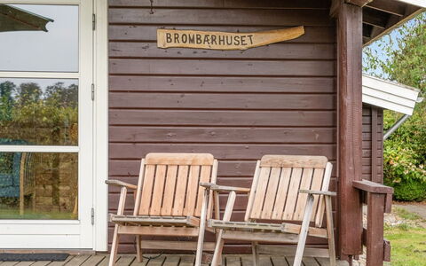 Gudmunde - 200M from the Sea: Græs, Busk, Hus, Have, Hjem, Sommerhus, Land Lot, Lawn, Bunddække