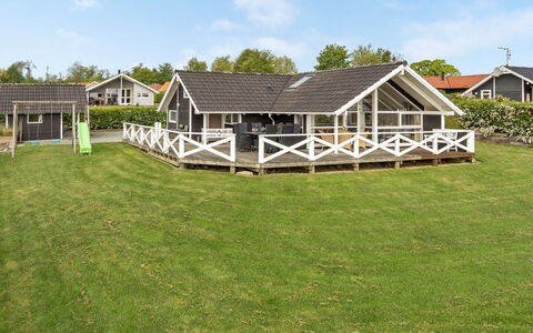 Annvy - 200M from the Sea: Møbel, Indretning, Gulvbelægning, Træ, Etage, Loft, Trægulve, Stol, Bord, Belysning