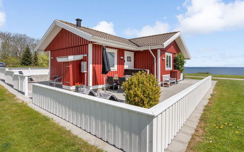 Anastacia - 75M from the Sea: Hus, Hjem, Tag, Boligområde, Sommerhus, Estate, Stuehus, Lawn, Landscaping, Sidespor