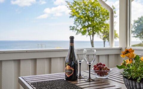 Anastacia - 75M from the Sea: Hus, Hjem, Tag, Boligområde, Sommerhus, Estate, Stuehus, Lawn, Landscaping, Sidespor