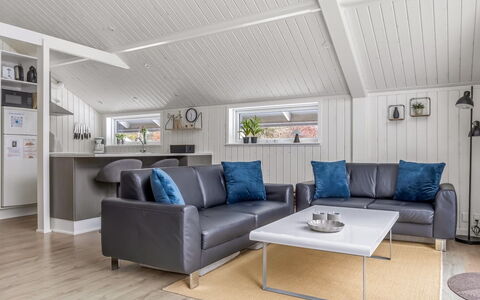 Aleide - 29Km from the Sea: Træ, Møbel, Couch, Indretning, Gulvbelægning, Stue, Loft, Etage, Hjem