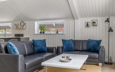 Aleide - 29Km from the Sea: Couch, Møbel, Træ, Stue, Gulvbelægning, Indretning, Etage, Hjem, Trægulve