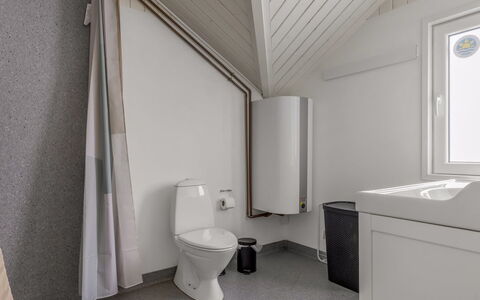 Aleide - 29Km from the Sea: Sanitærarmatur, Gulvbelægning, Etage, Toiletbræt, Toilet, Badeværelse, Indretning, Loft, Vvs, Håndvask