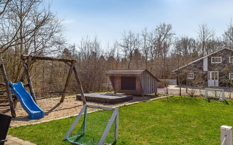 Eylar - 28Km from the Sea: Legetøjsrutsjebane, Sommerhus, Backyard, Have, Gård, Garden Bygninger, Legepladsudstyr, Skur, Bjælkehytte, Chute