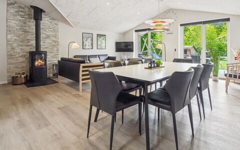 Eylar - 28Km from the Sea: Møbel, Indretning, Gulvbelægning, Træ, Trægulve, Etage, Loft, Couch, Stue, Hjem