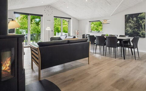 Eylar - 28Km from the Sea: Gulvbelægning, Indretning, Træ, Etage, Møbel, Loft, Trægulve, Couch, Stue, Hjem