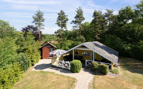Hannelise - 30Km from the Sea: Sommerhus, Garden Bygninger, Indkørsel, Stuehus, Skur, Sidespor, Bjælkehytte, Backyard