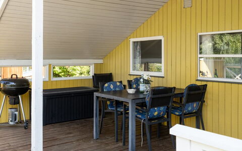 Hannelise - 30Km from the Sea: Hjem, Sommerhus, Veranda, Hårdttræ, Sidespor, Dæk, Skygge, Planke, Estate, Garden Bygninger