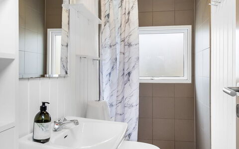 Hannelise - 30Km from the Sea: Indretning, Sanitærarmatur, Badeværelse, Væg, Gulvbelægning, Etage, Håndvask, Toilet, Tap, Belysning