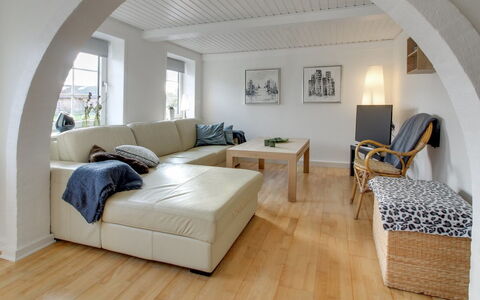 Lokke - 19Km from the Sea: Træ, Tag, Arkitektur, Hjem, Hus, Sommerhus, Sidespor, Hårdttræ, Hældning, Estate