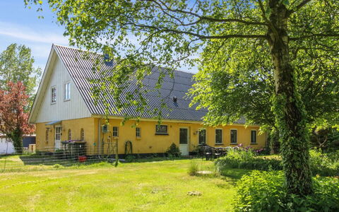 Lokke - 19Km from the Sea: Træ, Tag, Arkitektur, Hjem, Hus, Sommerhus, Sidespor, Hårdttræ, Hældning, Estate