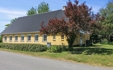 Lokke - 19Km from the Sea: Træ, Tag, Arkitektur, Hjem, Hus, Sommerhus, Sidespor, Hårdttræ, Hældning, Estate