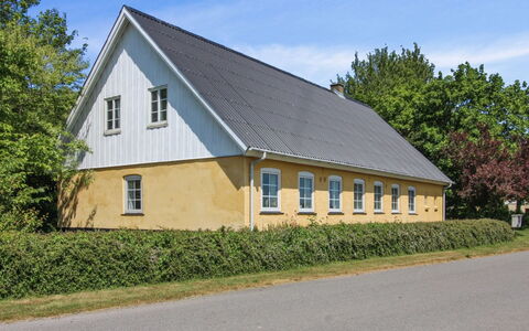 Lokke - 19Km from the Sea: Træ, Tag, Arkitektur, Hjem, Hus, Sommerhus, Sidespor, Hårdttræ, Hældning, Estate